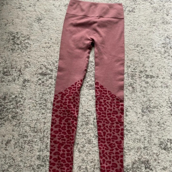 Fabletics seamless leggings high rise pink leopard animal print XS new - Picture 10 of 10